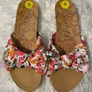 Multicolor flat sandal Size 9.